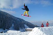 Funpark, Naturjumps, die Hänge der Axamer Lizum sind ein Dorado für die eleganten Gleiter mit ihrem Board (Fotos: Axamer Lizum Aufschließungs AG)
